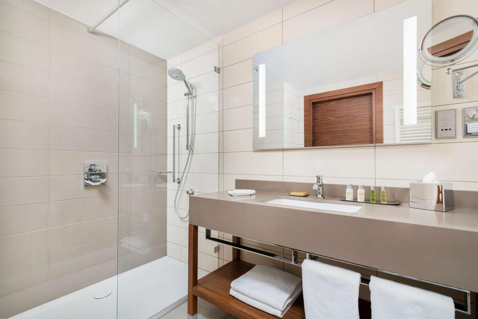 King Guest Room,1552472149:JPEG